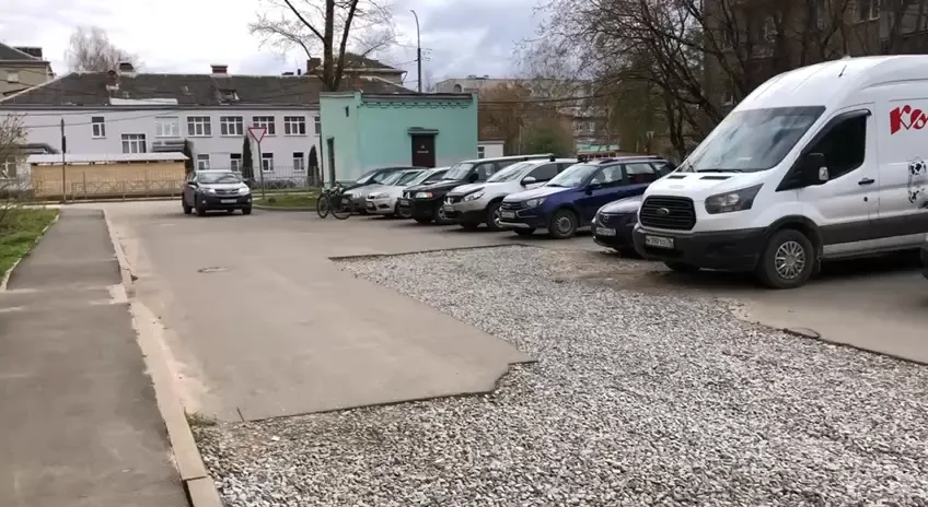 В Рыбинске жители пытаются вернуть асфальт во дворе