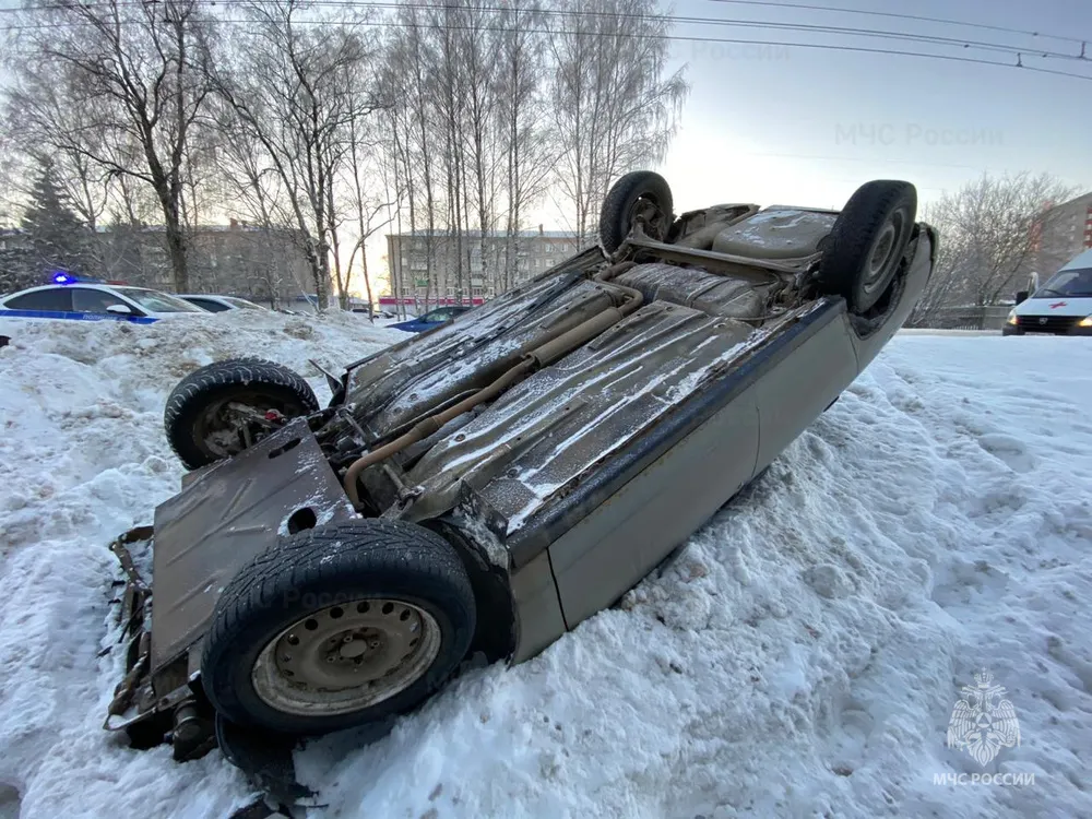 В Рыбинске легковушка улетела в сугроб и перевернулась
