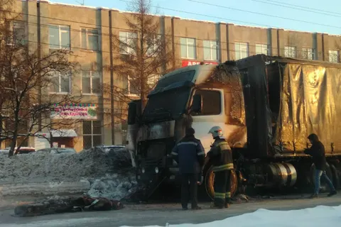 В Ярославле прямо на дороге вспыхнула фура