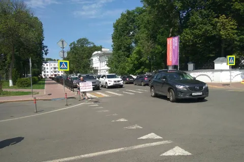 В Ярославле делегацию «Единой России» встретили одиночными пикетами