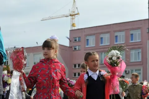 Дмитрий Миронов провел День знаний в школе и университете