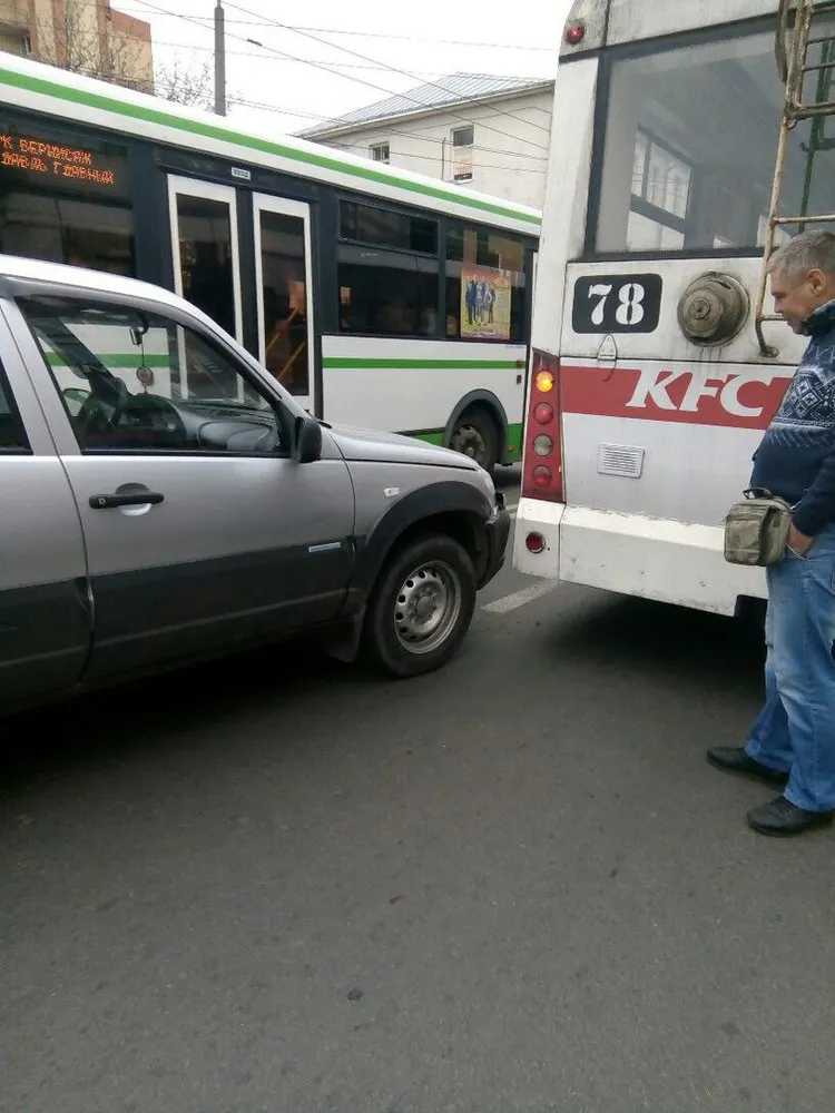 В Ярославле внедорожник попытался подрезать троллейбус