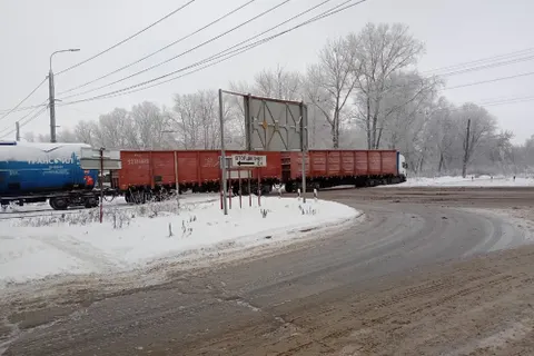 В Ярославле фура столкнулась с поездом