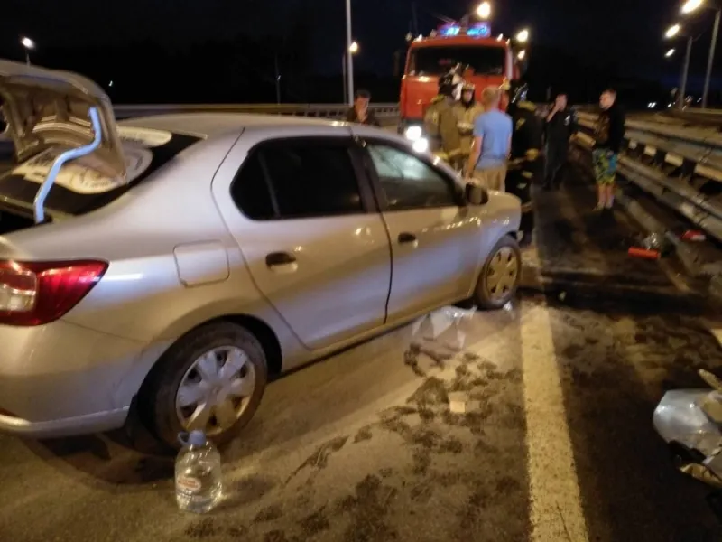 В Ярославле иномарка врезалась в отбойник: пострадал водитель
