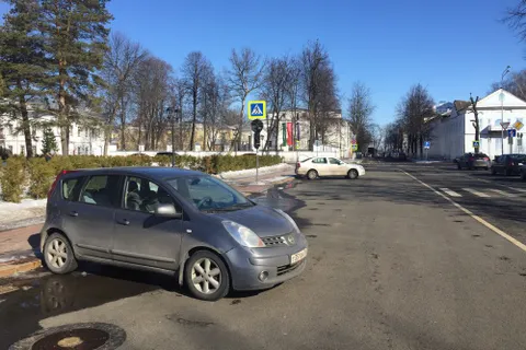 В Ярославле под окнами губернатора устроили парковку