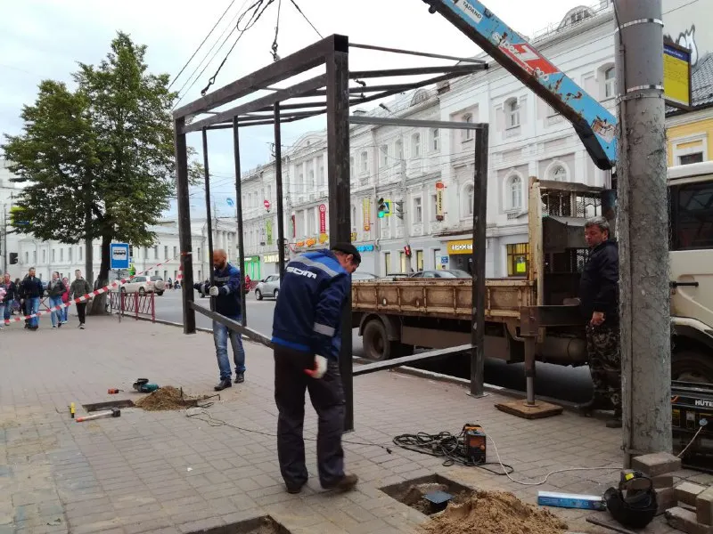 На улице Свободы в Ярославле смонтировали первую остановку нового образца