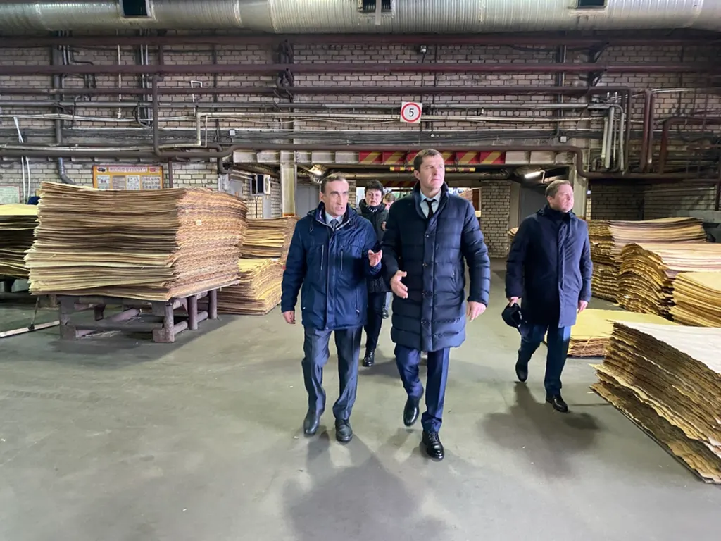 Мэр Ярославля посетил завод по производству фанеры