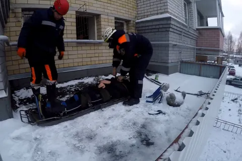 В Ярославле ребёнок выпал с третьего этажа, пытаясь достать мяч: фото