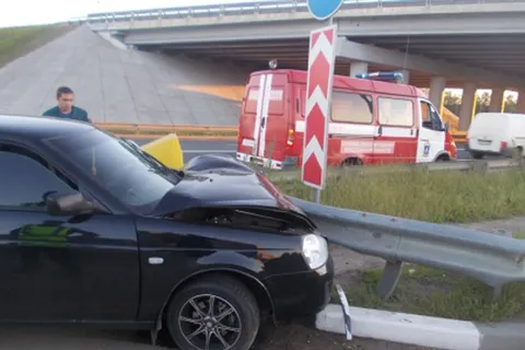 На Юбилейном мосту в Ярославле «Приора» врезалась в ограждение