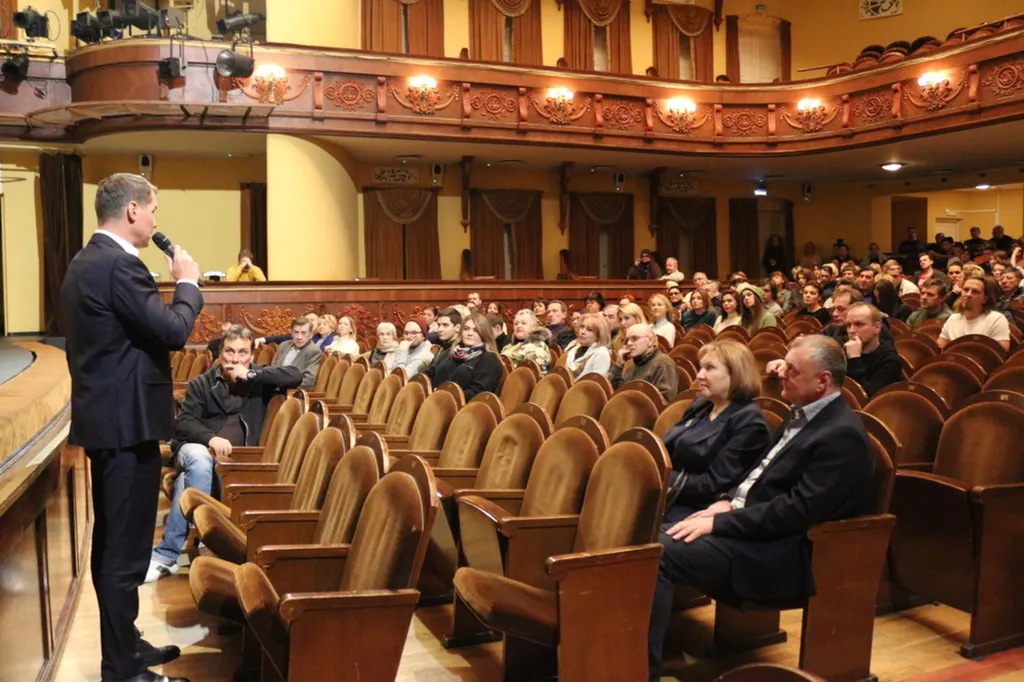 Нового директора театра имени Волкова официально представили коллективу