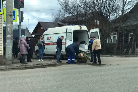 В Ярославле в ДТП попал автомобиль такси: видео