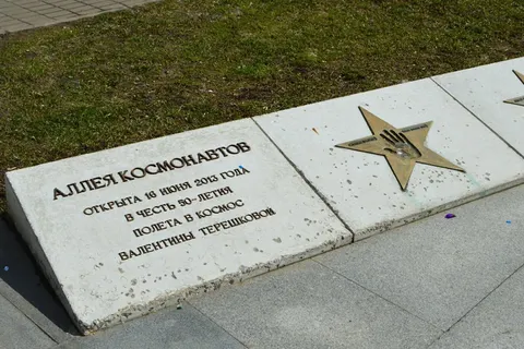 На Аллее космонавтов в Ярославле появились еще две звезды
