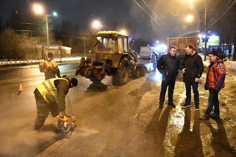 Мэр Ярославля принял участие в ямочном ремонте