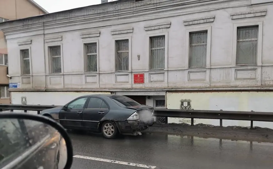 «Робин Гуд на Мерседесе»: в Ярославле появился постоянный участник ДТП