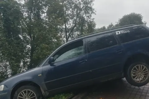 В Ярославле легковушка на Волжской набережной снесла чугунный забор