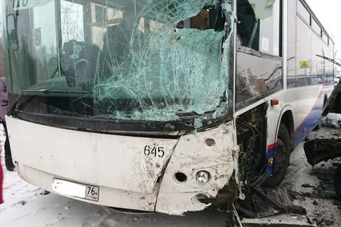 В Ярославле столкнулись пассажирский автобус и легковушка: четверо пострадавших