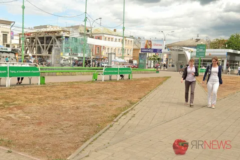 На площади Юности в Ярославле газоны превратились в выжженное поле