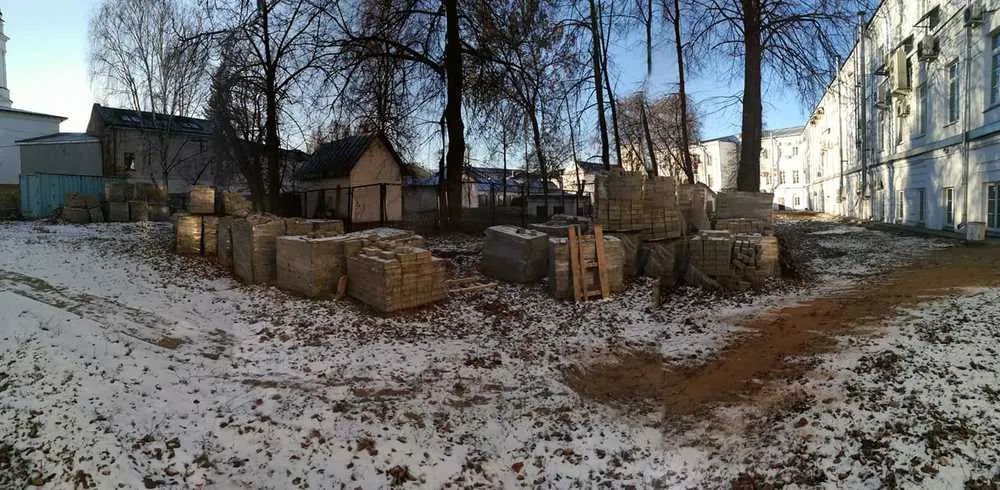 Ярославский депутат обнаружила залежи тротуарной плитки во дворе облдумы