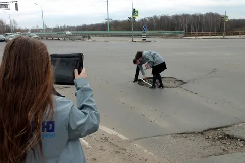 Активисты народного фронта составляли карту «убитых дорог» Ярославля