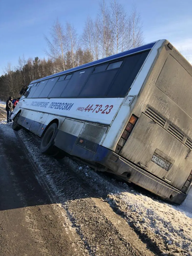 Водитель автобуса Ярославль- Гаврилов-Ям:   Я зацепил обочину из-за плохой дороги