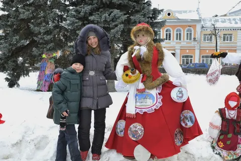 В центре Ярославля начался конкурс масленичных кукол. Фоторепортаж