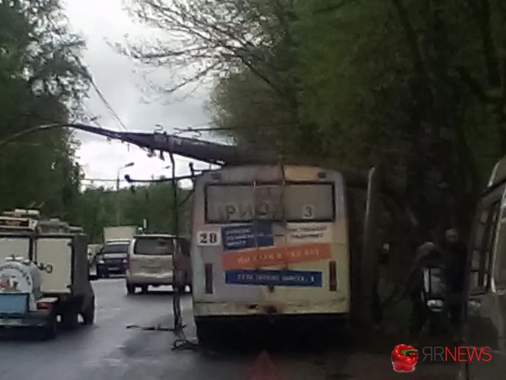 На Тутаевском шоссе на троллейбус N 3 рухнул столб