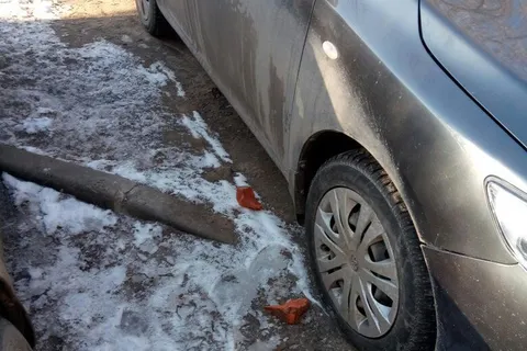 В Ярославской области неизвестные закидали машины кирпичами