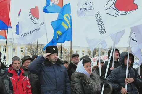 На митинге в поддержку Крыма ярославские партии меряются флагами. Фоторепортаж