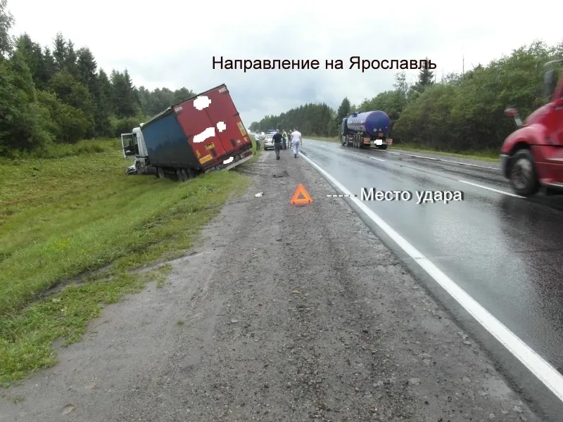 В Ярославской области фура протаранила две иномарки