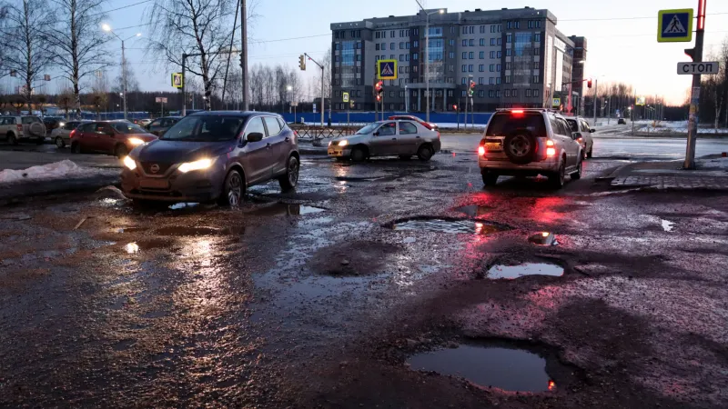 В Ярославле жители просят осветить свои дома вместо полицейского недостроя