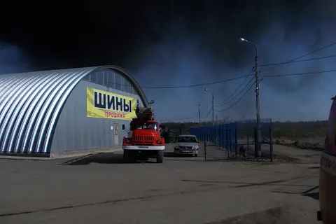 В Дубках Ярославского  района горит склад шин