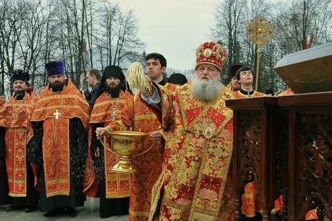В Ярославль прибыл благодатный огонь. Фоторепортаж
