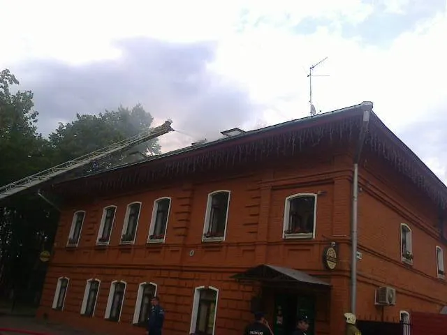 В субботу после полудня в Ярославле горела крыша «Дудки-бара»
