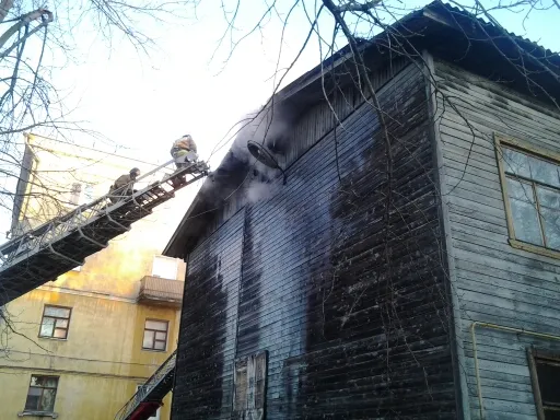 На улице Пожарского в Ярославле бушуют пожары
