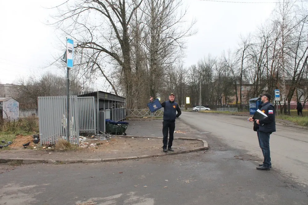 Дети в Ярославле идут к школе по проезжей части