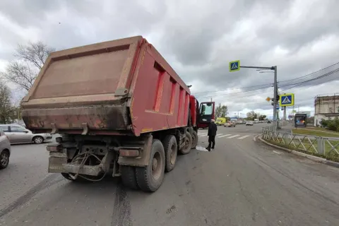 В Ярославле желтый автобус столкнулся с грузовиком