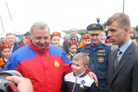 Женю Ощепкова из 73-й ярославской школы наградил министр МЧС