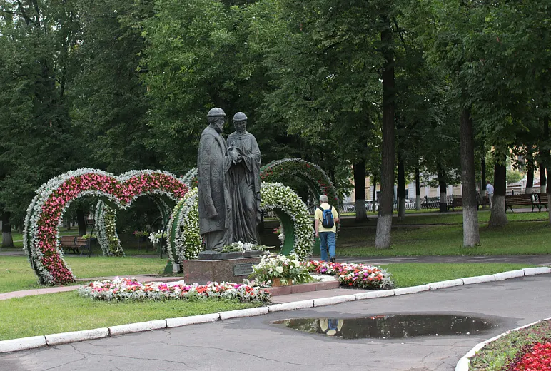 Ярославль закончили украшать цветами