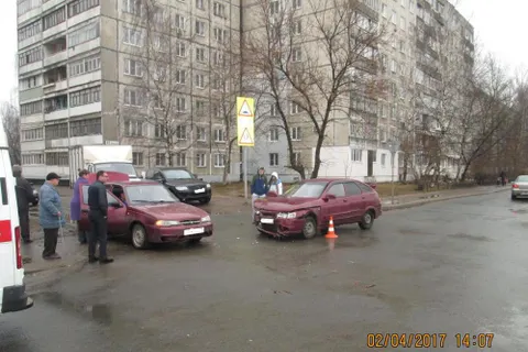 В Ярославле после столкновения один из автомобилей наехал на пешехода