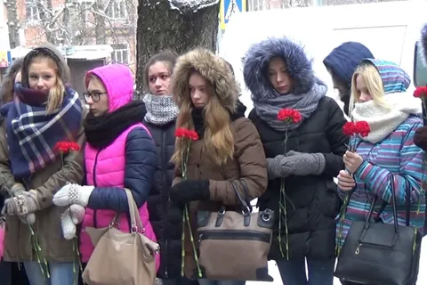 В Ярославле установили мемориальную доску полицейскому, убитому диджеем