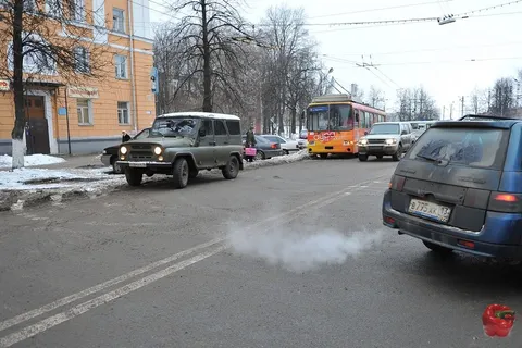На улице Советской в Ярославле провалился асфальт. С фото