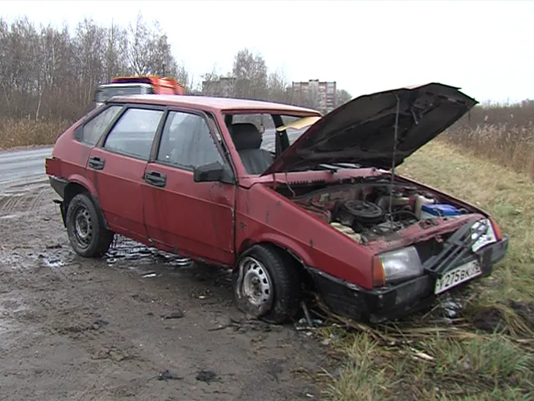 В Ярославле из канавы с водой достали… автомобиль