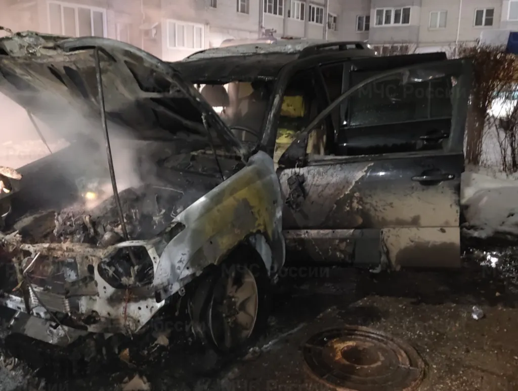 В Брагино горел припаркованный у дома автомобиль