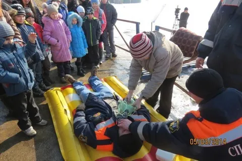 Школьников Ярославля научили спасать людей, попавших под лед. С фото