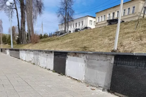 В поселке под Ярославлем разваливается отремонтированная мрамором набережная
