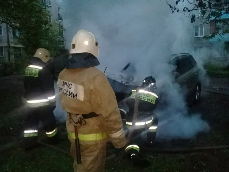 В Ярославле внедорожники горят как факела