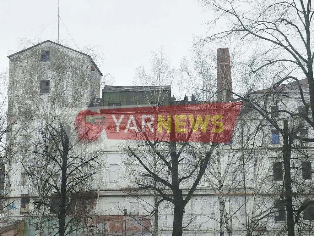 На крыше бывшего мукомольного завода в Ярославле заметили рабочих