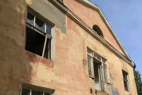 В Ярославле прокуратура потребовала от мэрии ограничить доступ в заброшенное здание