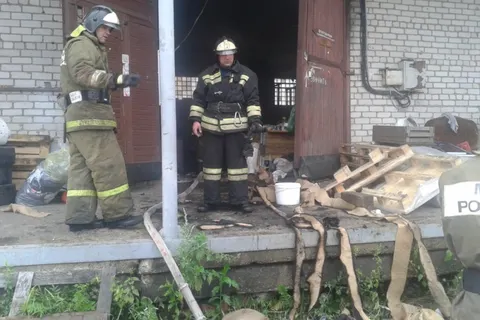 В Рыбинске на Ярославском тракте в здании склада случился пожар