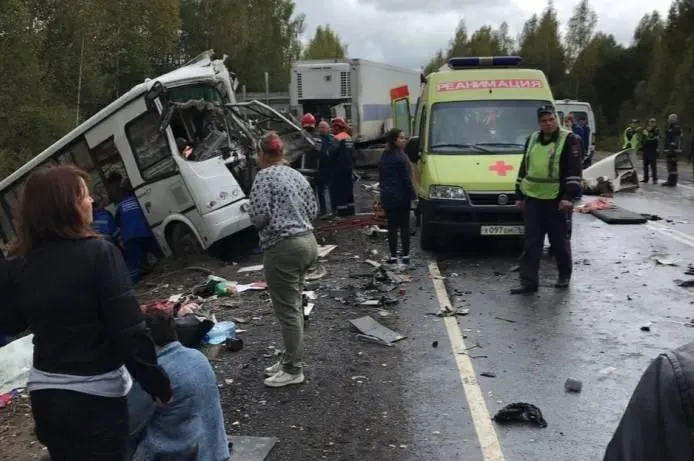 Под Ярославлем столкнулись грузовик и автобус: девять погибших